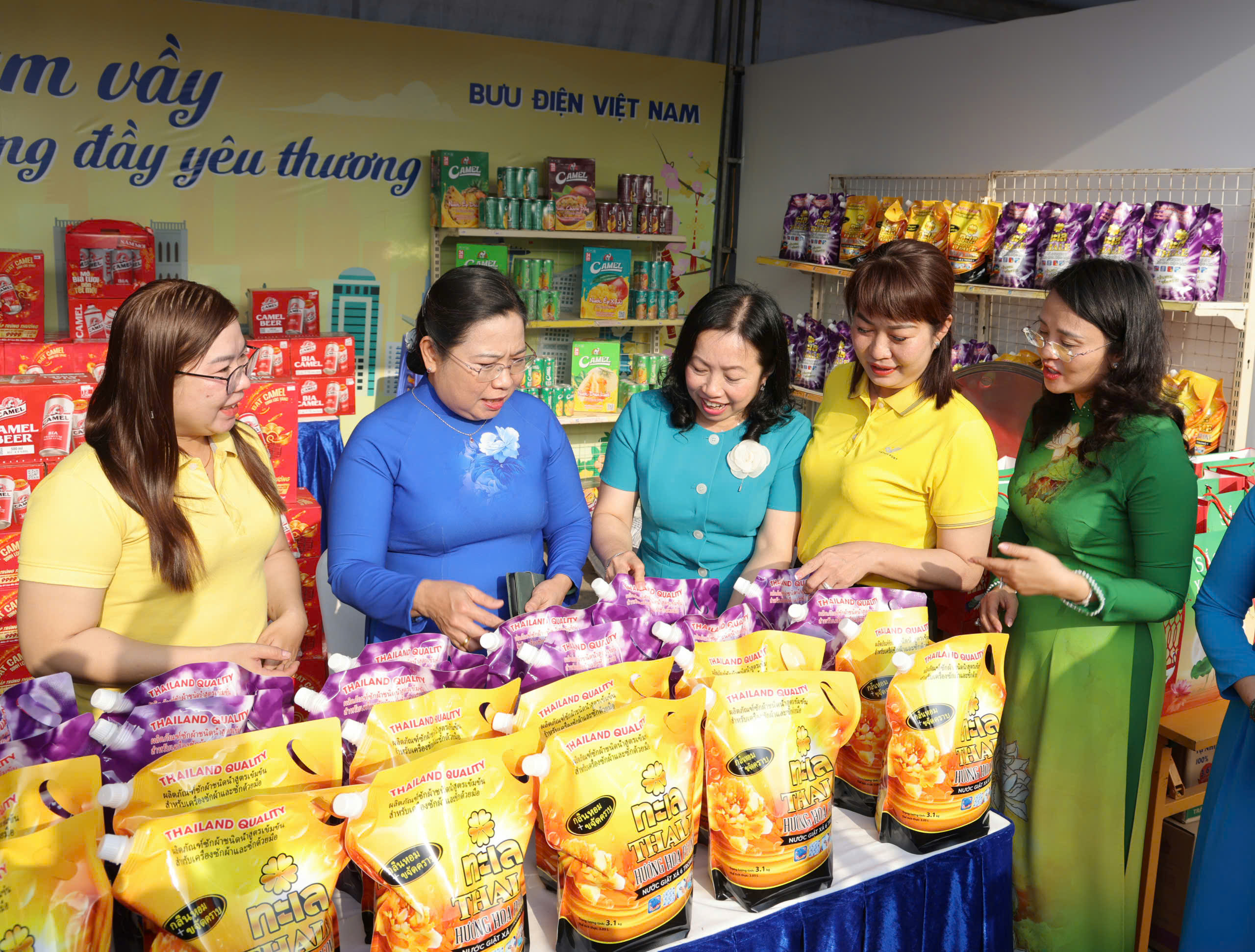 Cần Thơ khai mạc Chợ Tết công đoàn, tặng 20.000 phần quà Tết cho công nhân - Ảnh 3.