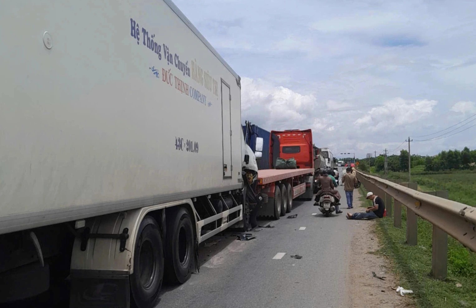 Lái ô tô trên quốc lộ và cao tốc, làm sao để tránh tai nạn ‘dồn toa’? - Ảnh 2.