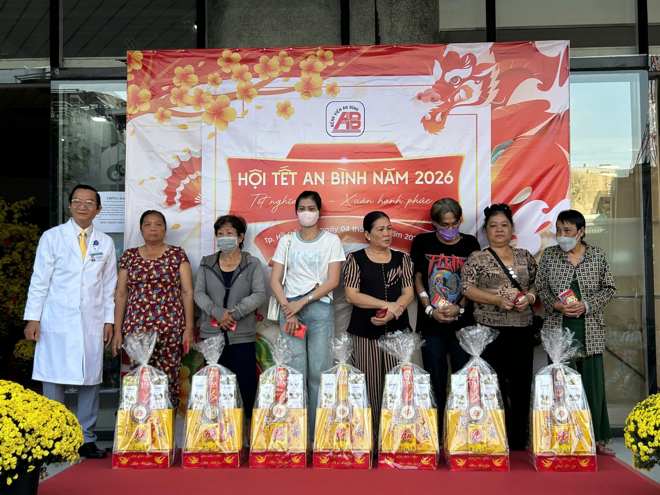 Phiên chợ Tết 0 đồng mang xuân ấm áp đến hàng trăm bệnh nhân ở TP.HCM - Ảnh 3.