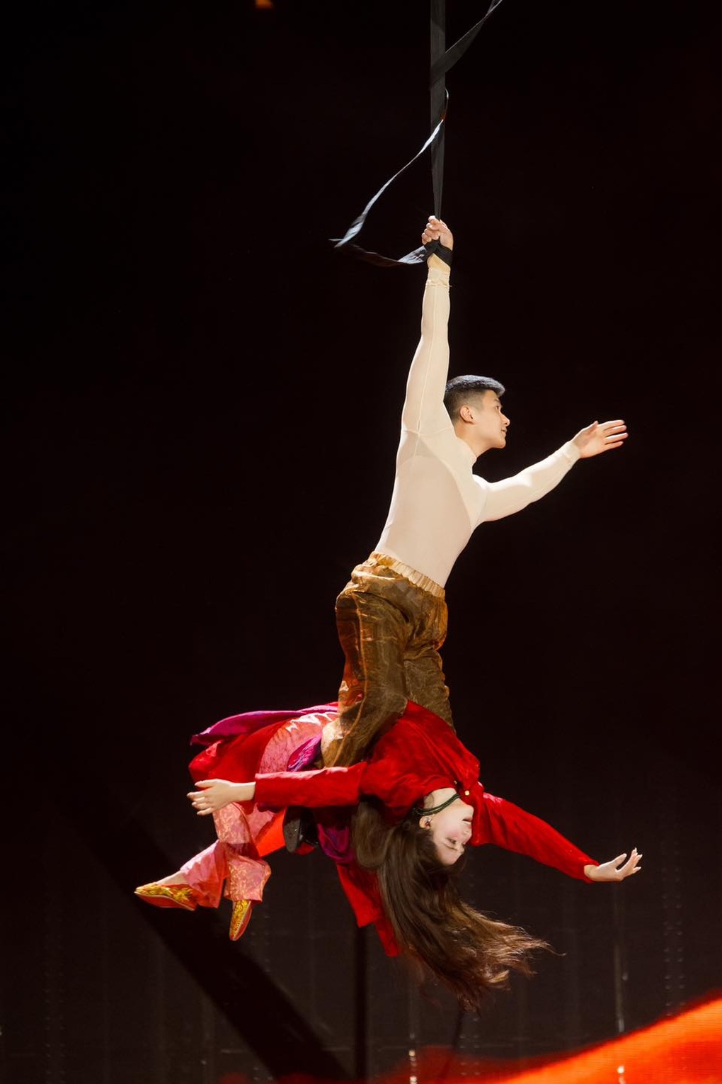 Màn đu dây liều mạng của Hòa Minzy gây tranh luận - 2