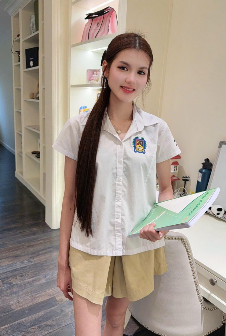 Theo Phương Lê, Olivia và chị song sinh hiện học ở một trường quốc tế tại TP HCM. Cô bé thành thạo tiếng Anh, đạt thành tích học tập tốt, được trường nhiều lần gửi thư khen ngợi trong học kỳ vừa qua.