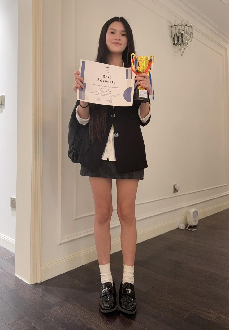 Olivia Hà khoe giấy khen, cúp chiến thắng một cuộc thi hùng biện do trường tổ chức năm 2025.