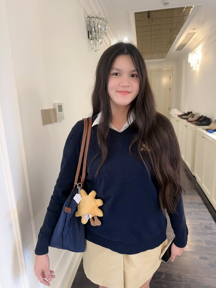 Vóc dáng Olivia Hà năm 2024, khi vẫn tròn trịa, nặng hơn 60 kg. Hiện bé cao 1,68 m, 43 kg.