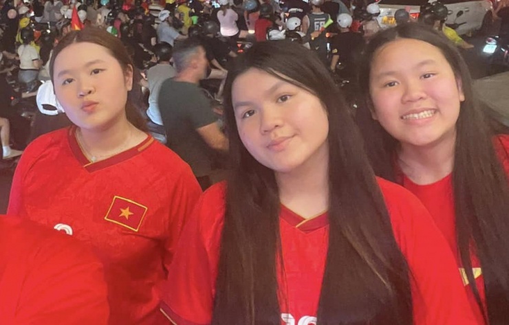 Ba con gái của Phương Lê đều yêu thể thao, thích bóng đá. Trong ảnh, hồi đầu năm 2025 các bé xuống đường 'đi bão', mừng đội tuyển Việt Nam vô địch AFF Cup 2024.