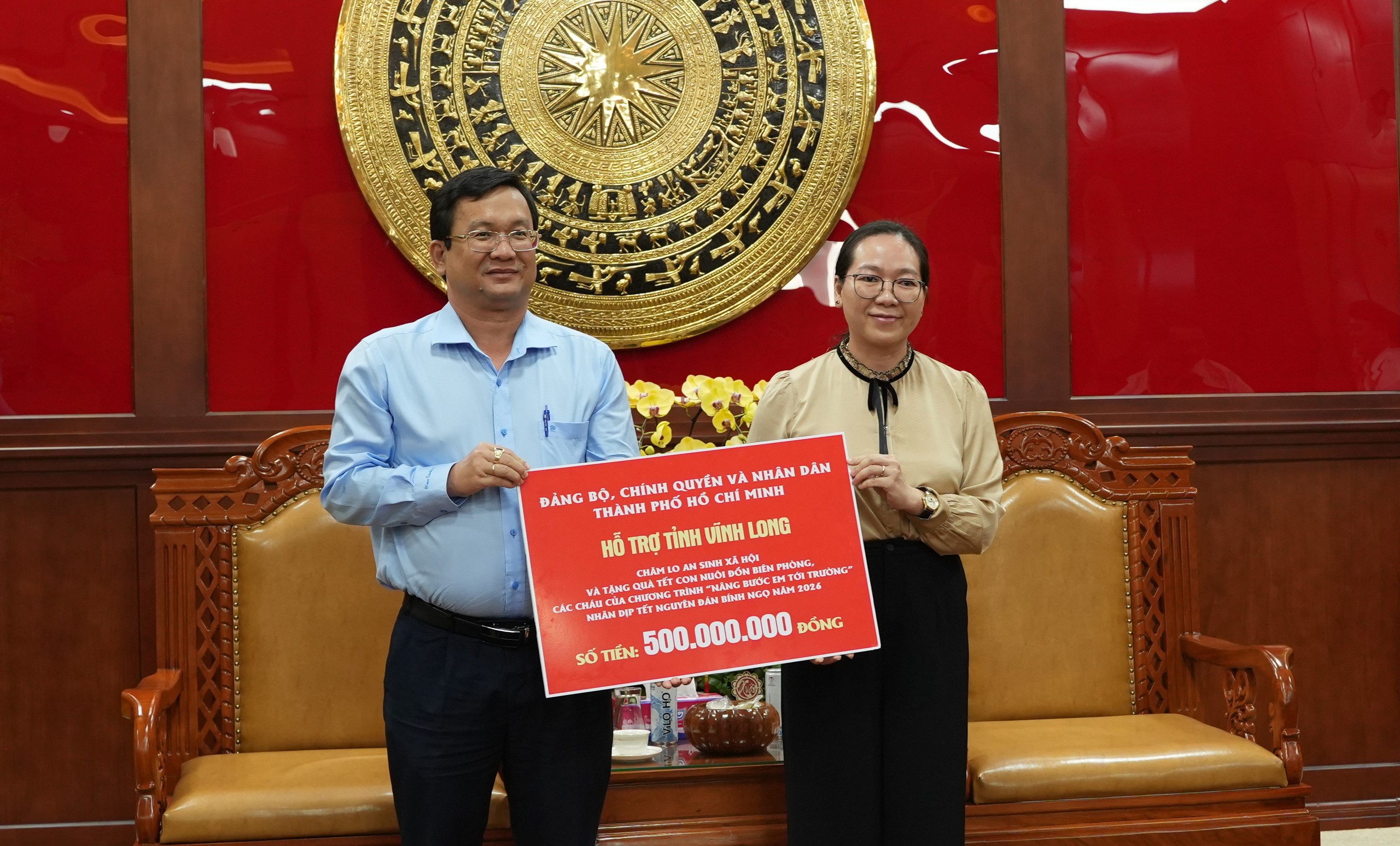 Phó bí thư thường trực Lê Quốc Phong thăm, chúc Tết Vĩnh Long, trao 500 triệu đồng chăm lo người dân - Ảnh 3.