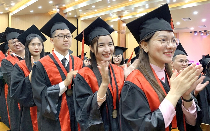 Hà Nội thu hút bác sĩ giỏi: Hỗ trợ một lần bằng 1.000 mức lương tối thiểu, miễn học phí cho con - Ảnh 3.