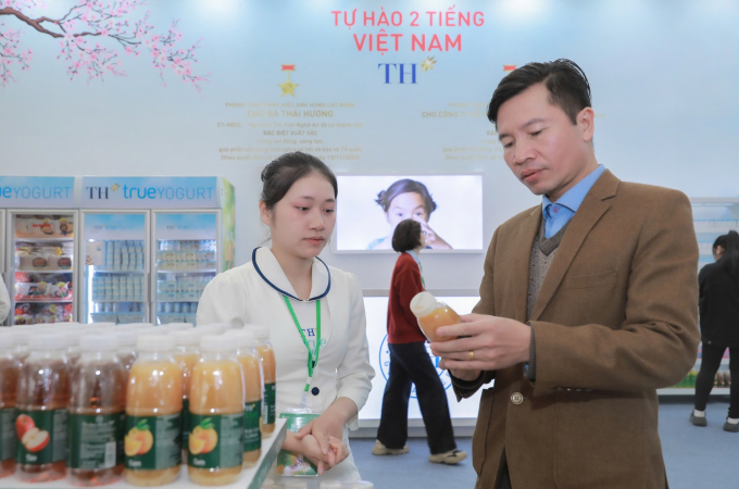 Khách tham quan tìm hiểu và trải nghiệm đa dạng sản phẩm của TH. Ảnh: Tập đoàn TH