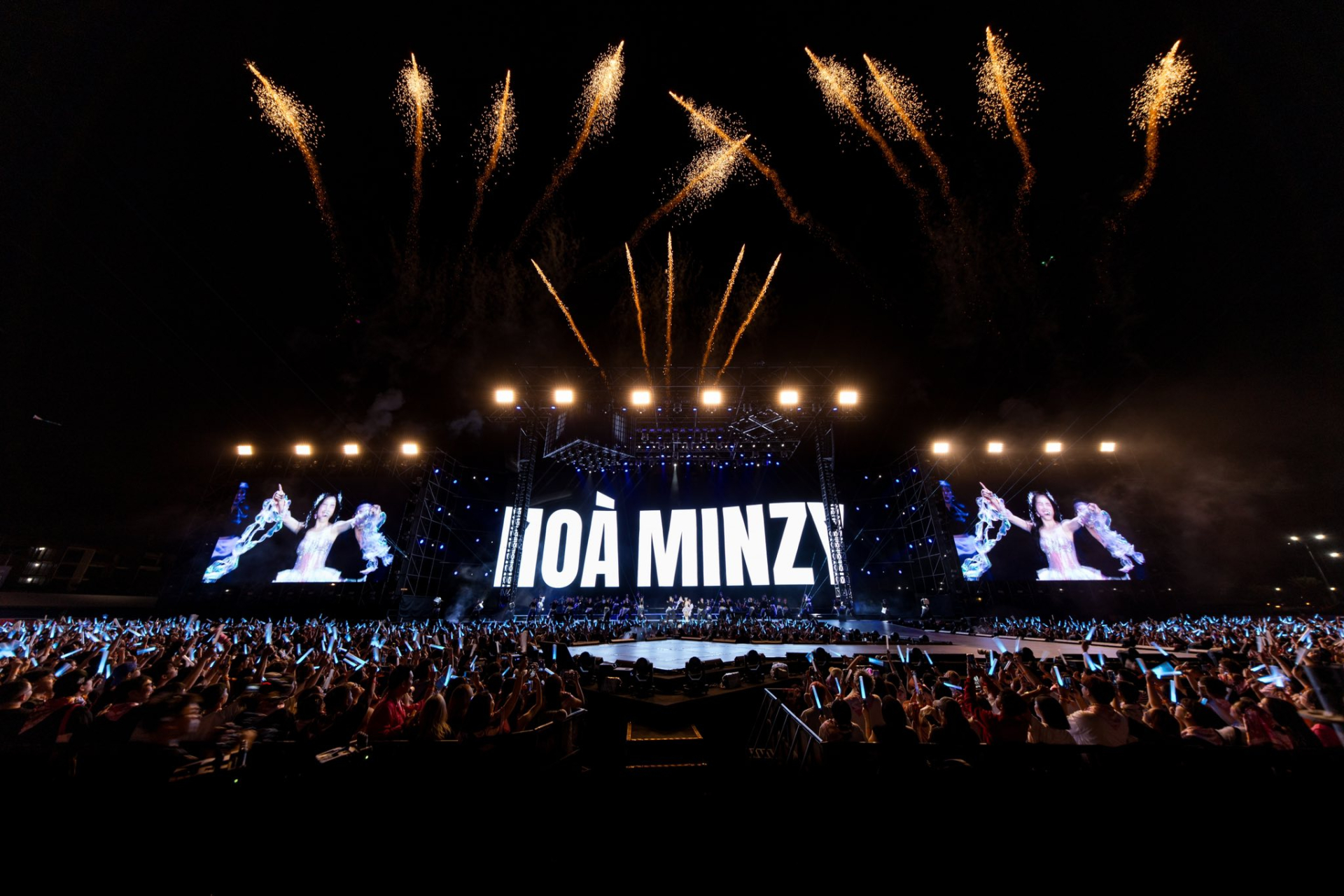 Nữ ca sĩ được Bộ VH-TT-DL vinh danh: Tổ chức fan-concert 8000 người, cả dàn sao hạng A góp vui- Ảnh 2.