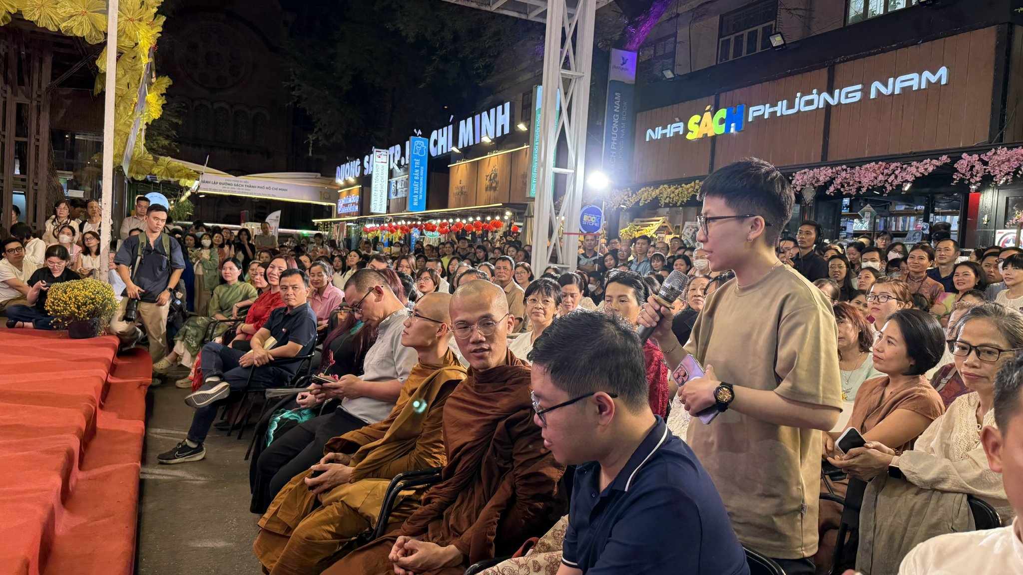 Đường sách TP.HCM nồng hậu đón thiền sư Ajahn Brahm - tác giả 'Mở cửa trái tim'- Ảnh 4.