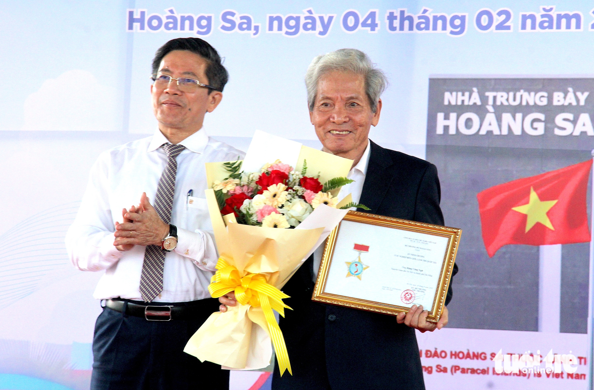 Gắn biển tên UBND đặc khu Hoàng Sa với mô hình bia chủ quyền - Ảnh 3.