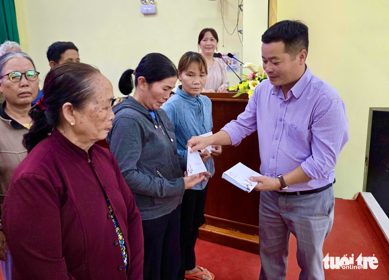 Báo Tuổi Trẻ và Quỹ Thiện Tâm tặng 500 suất quà Tết đến người dân vùng lũ Phú Yên - Ảnh 2.