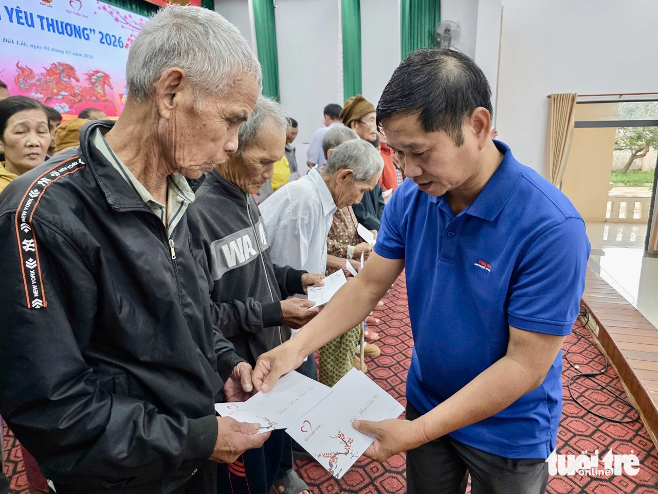 Báo Tuổi Trẻ và Quỹ Thiện Tâm tặng 500 suất quà Tết đến người dân vùng lũ Phú Yên - Ảnh 4.