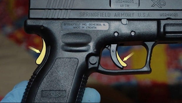 Theo điều tra viên, khẩu súng được sử dụng trong vụ án có hai chốt an toàn, khiến việc vô tình cướp cò khó xảy ra.