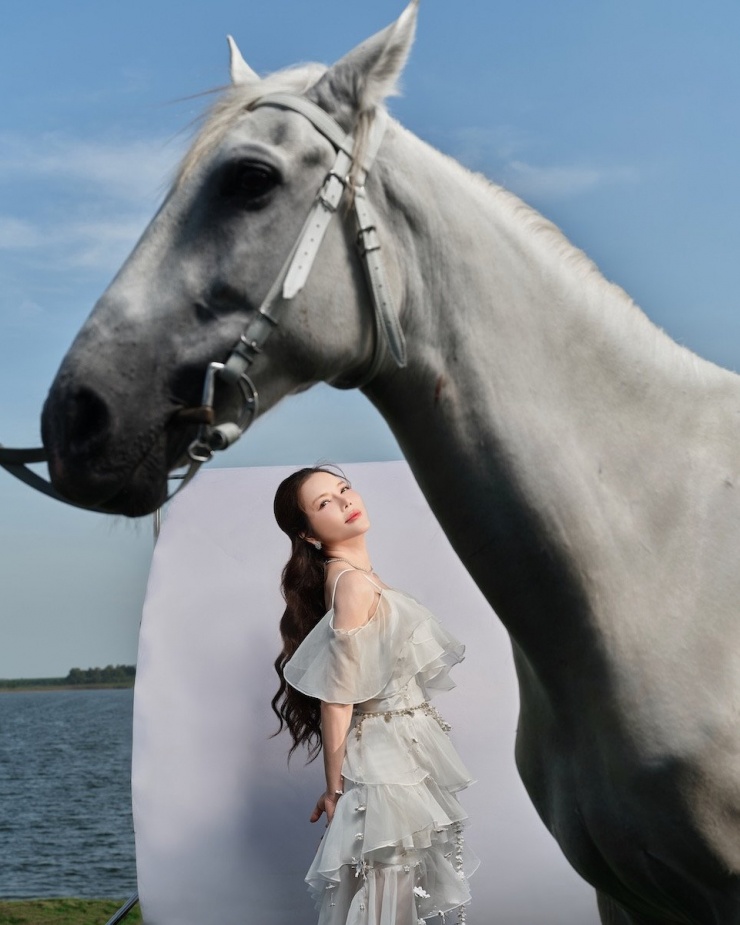 Lý Nhã Kỳ sexy trong bộ ảnh chụp với ngựa - 3
