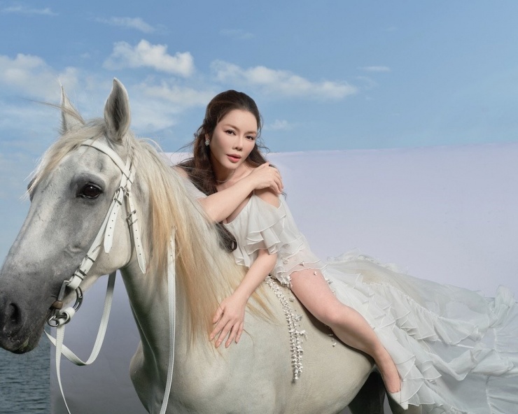 Lý Nhã Kỳ sexy trong bộ ảnh chụp với ngựa - 5