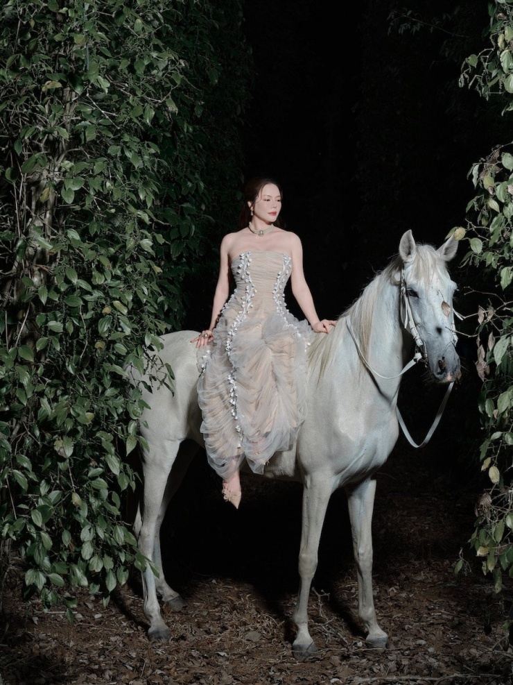 Lý Nhã Kỳ sexy trong bộ ảnh chụp với ngựa - 7