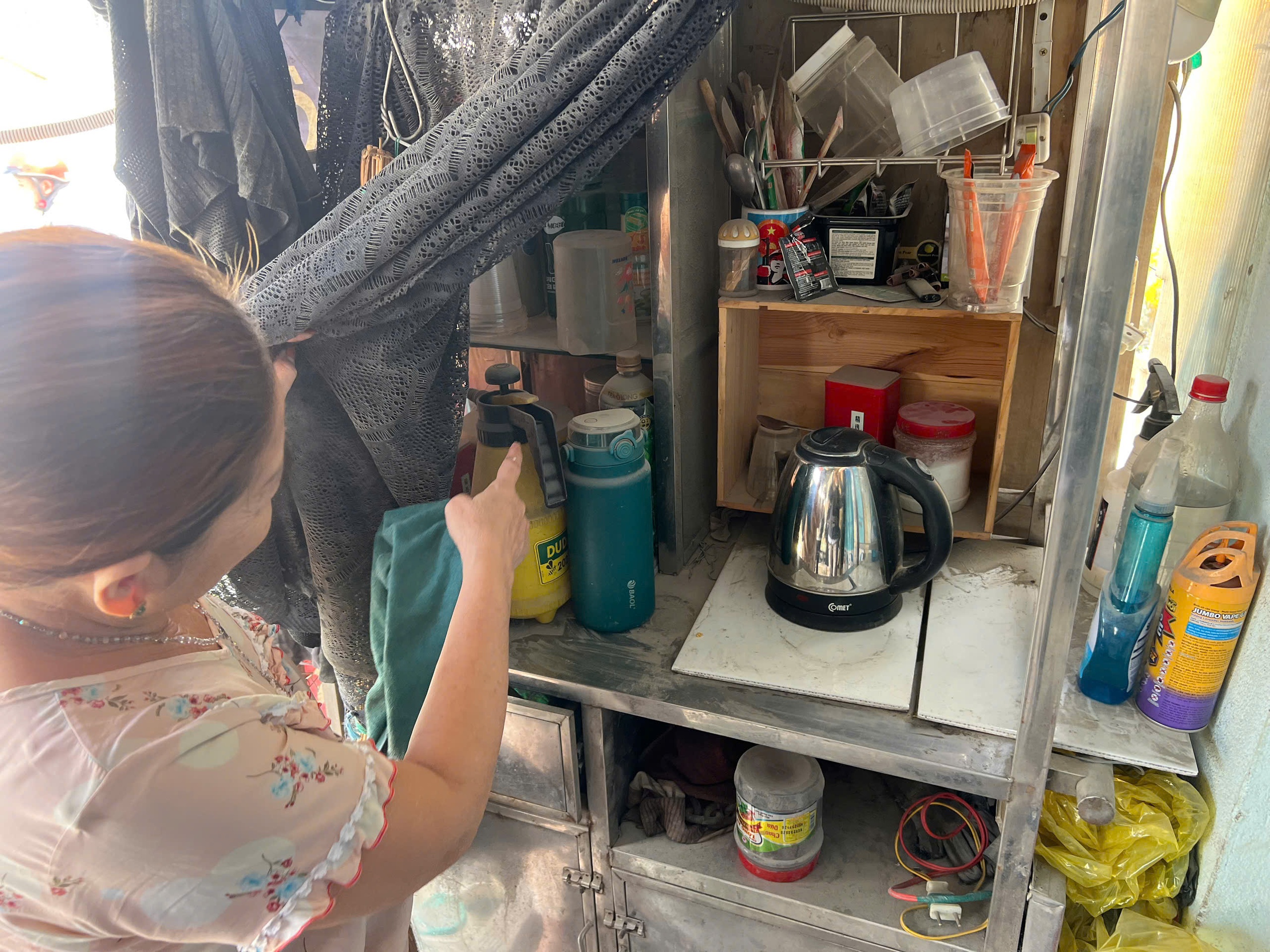 Thi công đường Lò Lu gây bụi mù, người dân “ăn cơm cùng bụi” suốt nhiều tháng - Ảnh 2.