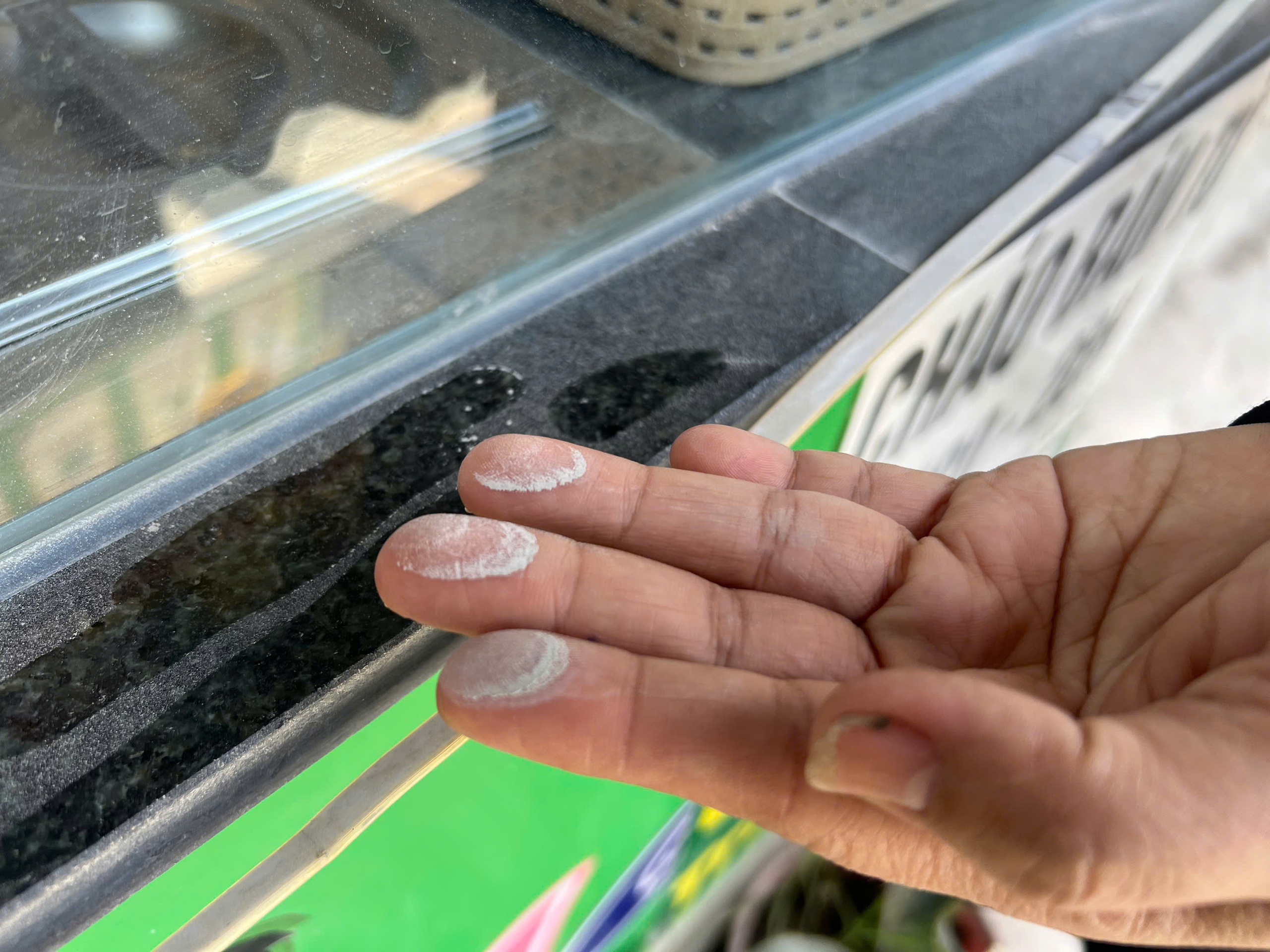 Thi công đường Lò Lu gây bụi mù, người dân “ăn cơm cùng bụi” suốt nhiều tháng - Ảnh 3.