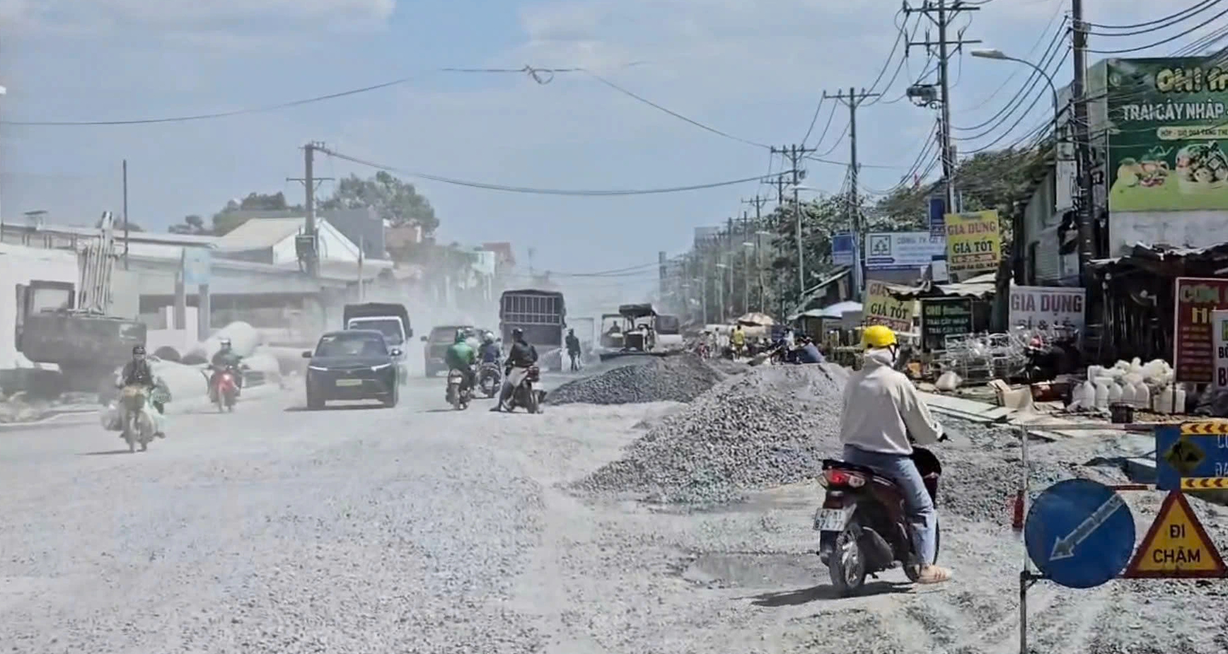 Thi công đường Lò Lu gây bụi mù, người dân “ăn cơm cùng bụi” suốt nhiều tháng - Ảnh 16.