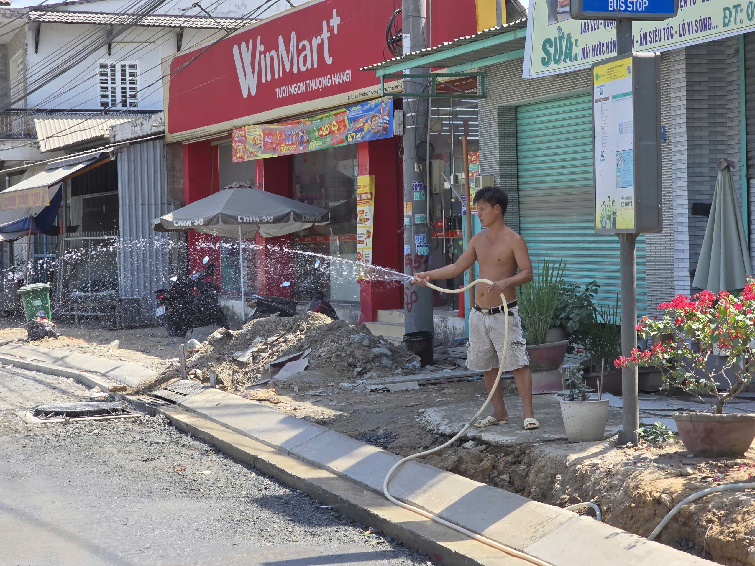 Thi công đường Lò Lu gây bụi mù, người dân “ăn cơm cùng bụi” suốt nhiều tháng - Ảnh 9.