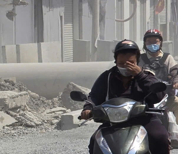 Thi công đường Lò Lu gây bụi mù, người dân “ăn cơm cùng bụi” suốt nhiều tháng - Ảnh 15.