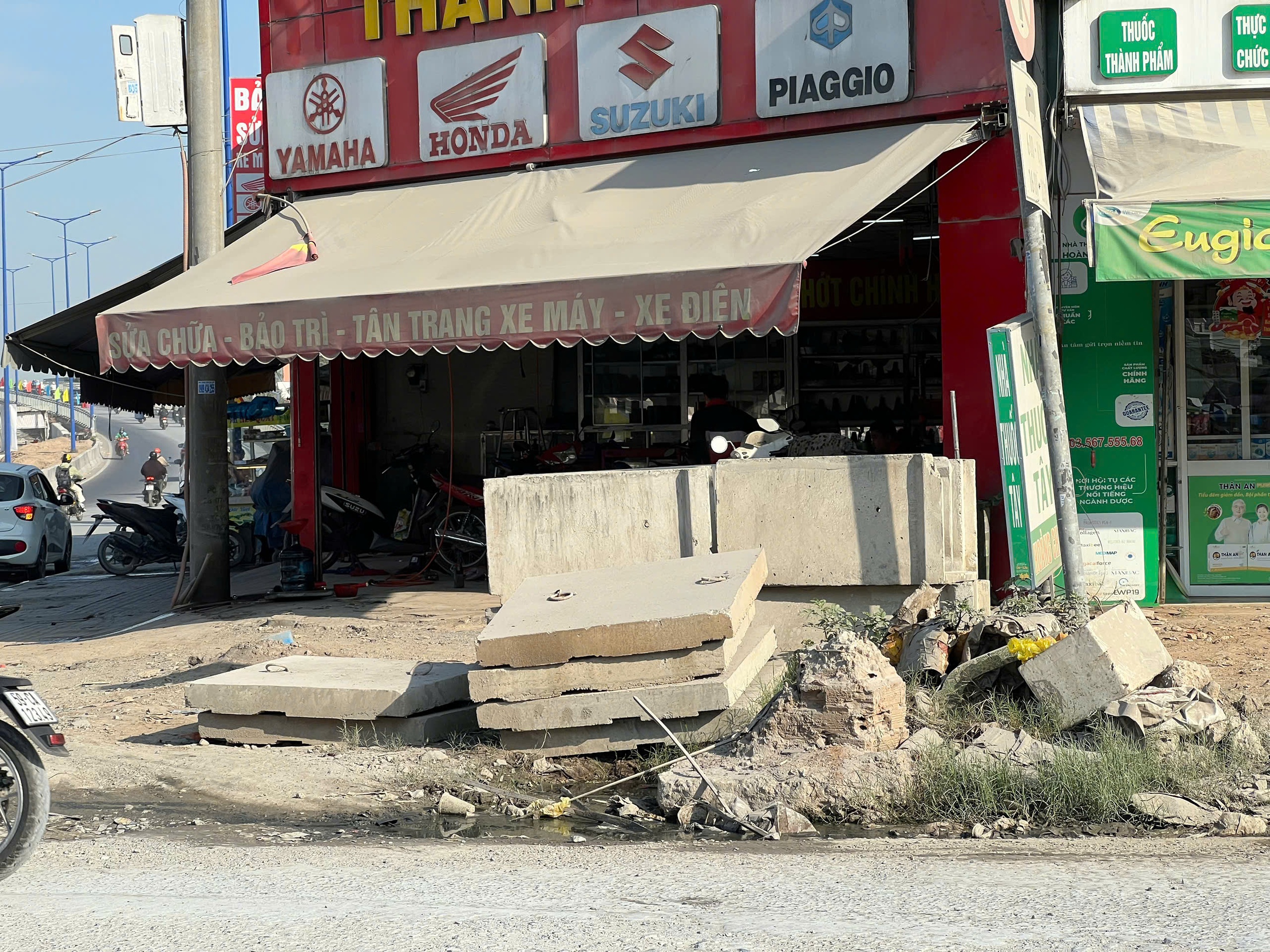 Thi công đường Lò Lu gây bụi mù, người dân “ăn cơm cùng bụi” suốt nhiều tháng - Ảnh 13.