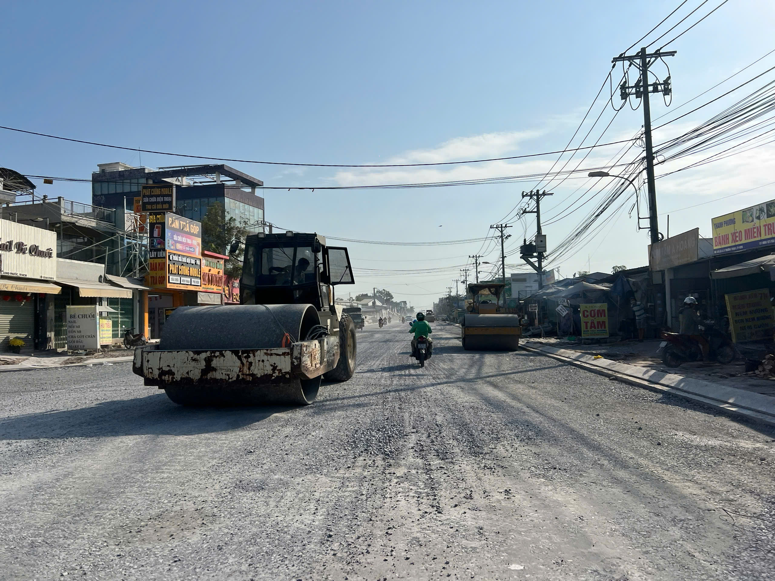 Thi công đường Lò Lu gây bụi mù, người dân “ăn cơm cùng bụi” suốt nhiều tháng - Ảnh 14.