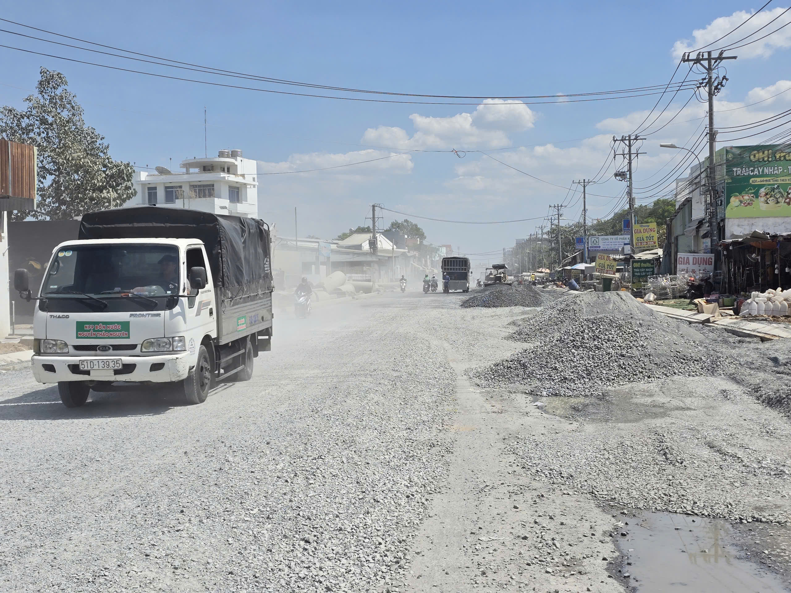 Thi công đường Lò Lu gây bụi mù, người dân “ăn cơm cùng bụi” suốt nhiều tháng - Ảnh 18.