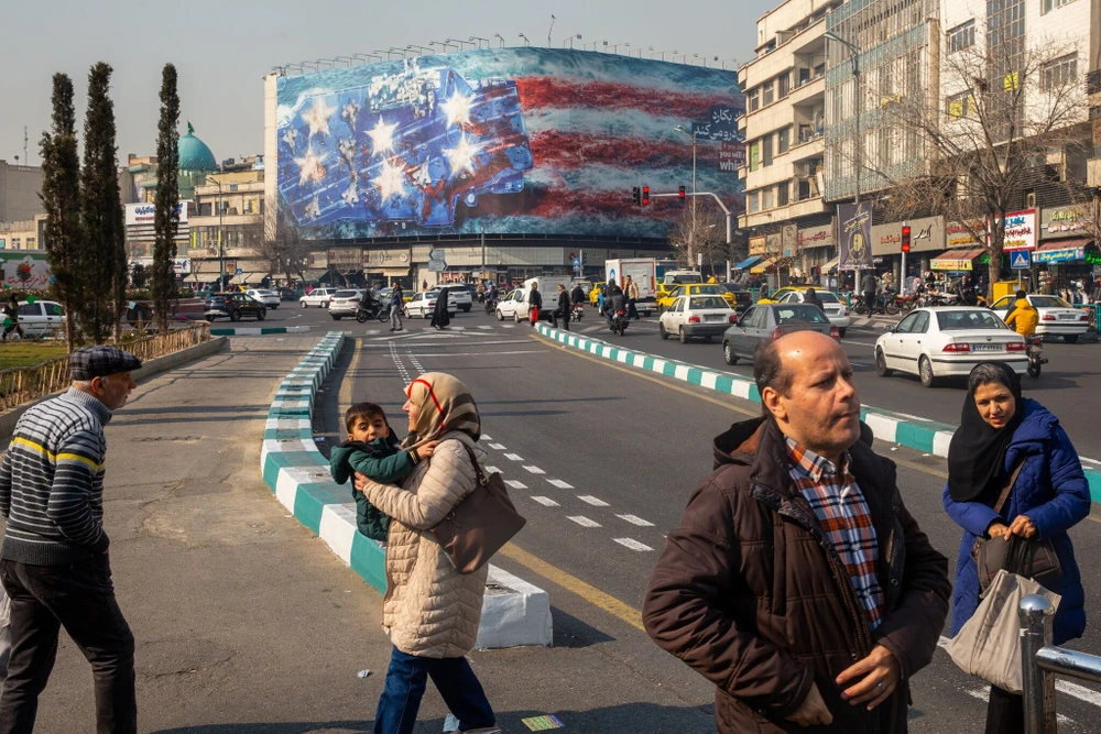 Một tấm biển quảng cáo tại Tehran hồi tháng trước mô tả các cuộc tấn công nhằm vào một tàu sân bay Mỹ. Ảnh: Arash Khamooshi/The New York Times