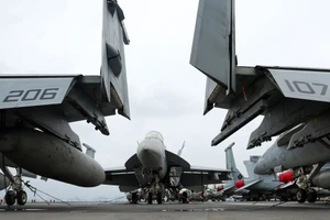 Mỹ nói bắn hạ UAV Iran áp sát tàu sân bay; đàm phán Washington-Tehran có thay đổi lớn?