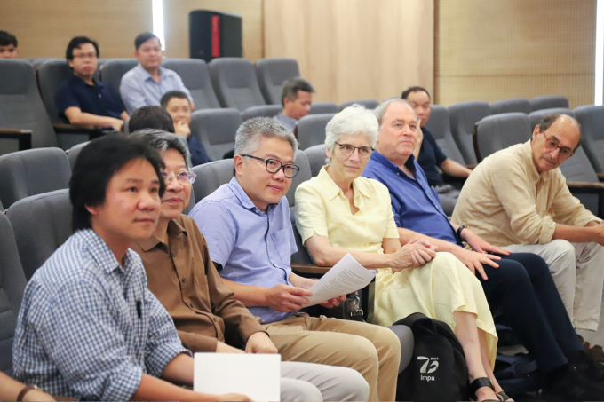 GS Ngô Bảo Châu (áo xanh, ngồi giữa) cùng các nhà khoa học quốc tế tại hội thảo thường niên của VIASM năm 2023. Ảnh: VIASM