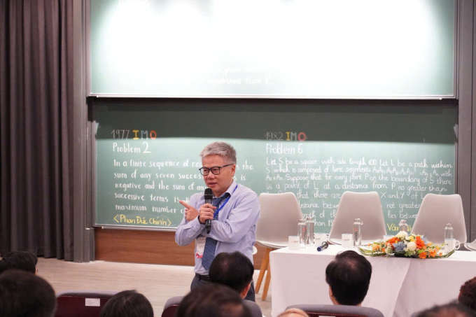 GS Ngô Bảo Châu chia sẻ tại Hội thảo kỷ niệm 50 năm Việt Nam tham dự Olympic Toán học quốc tế (1974-2024). Ảnh: VIASM