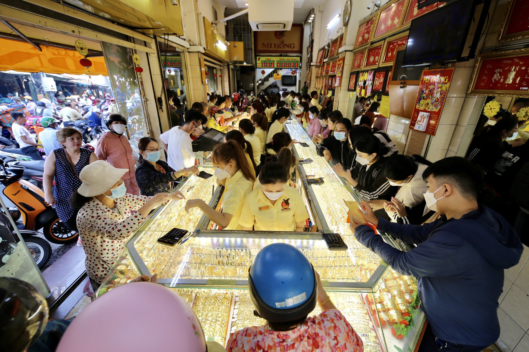 Giá vàng biến động mạnh tại TPHCM và tình trạng mua vàng trên giấy năm 2026 - Ảnh 3.