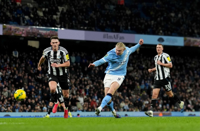 Man City (áo xanh) trong trận gặp Newcastle ở lượt về bán kết. Ảnh: PA