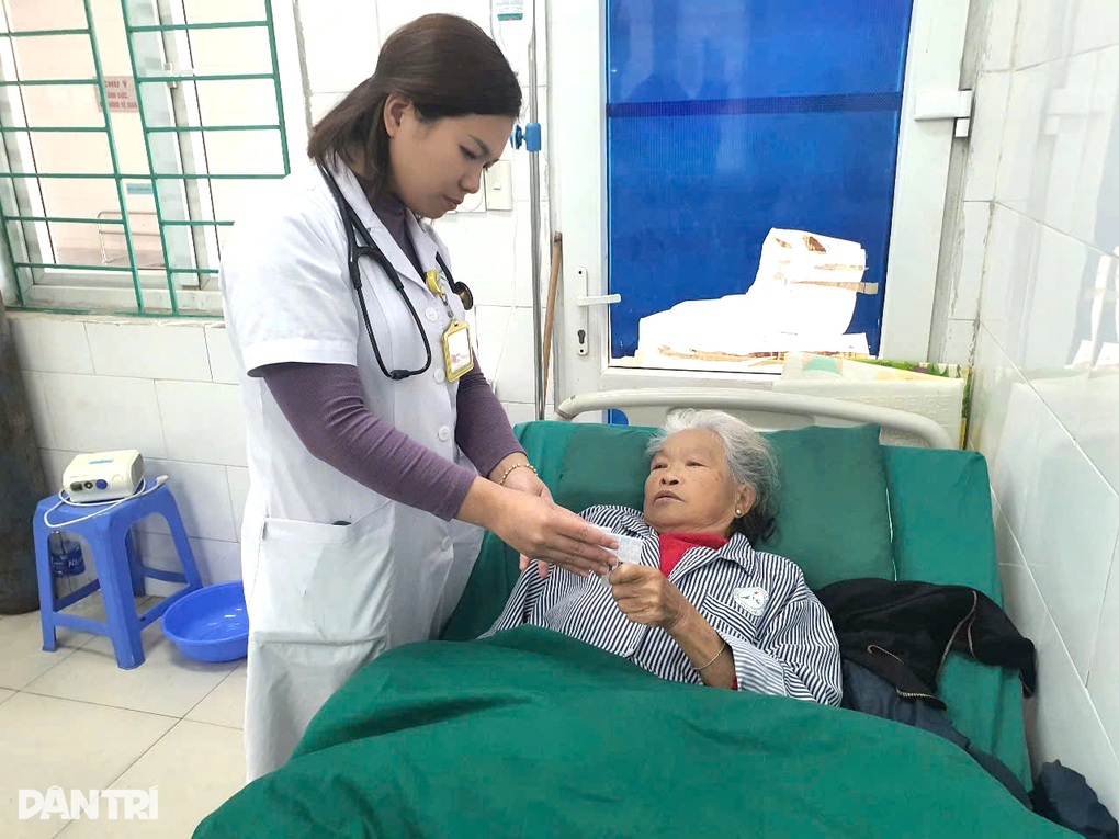 Mẹ già bệnh tật gồng gánh 2 con gái mù lòa và cháu ngoại thơ dại - 3