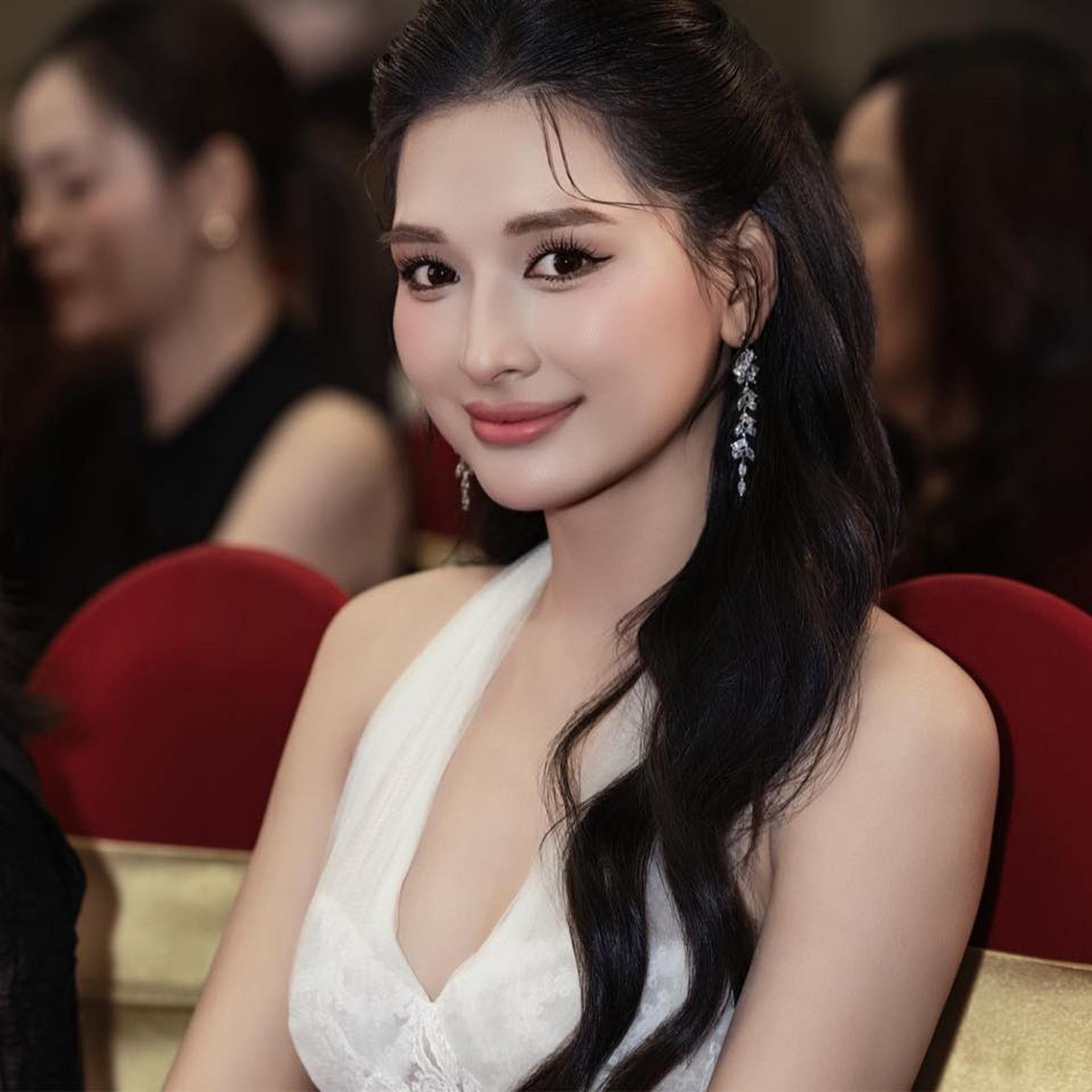 Sắc vóc xinh đẹp, gợi cảm của người tình màn ảnh kém Thanh Sơn 9 tuổi - 3