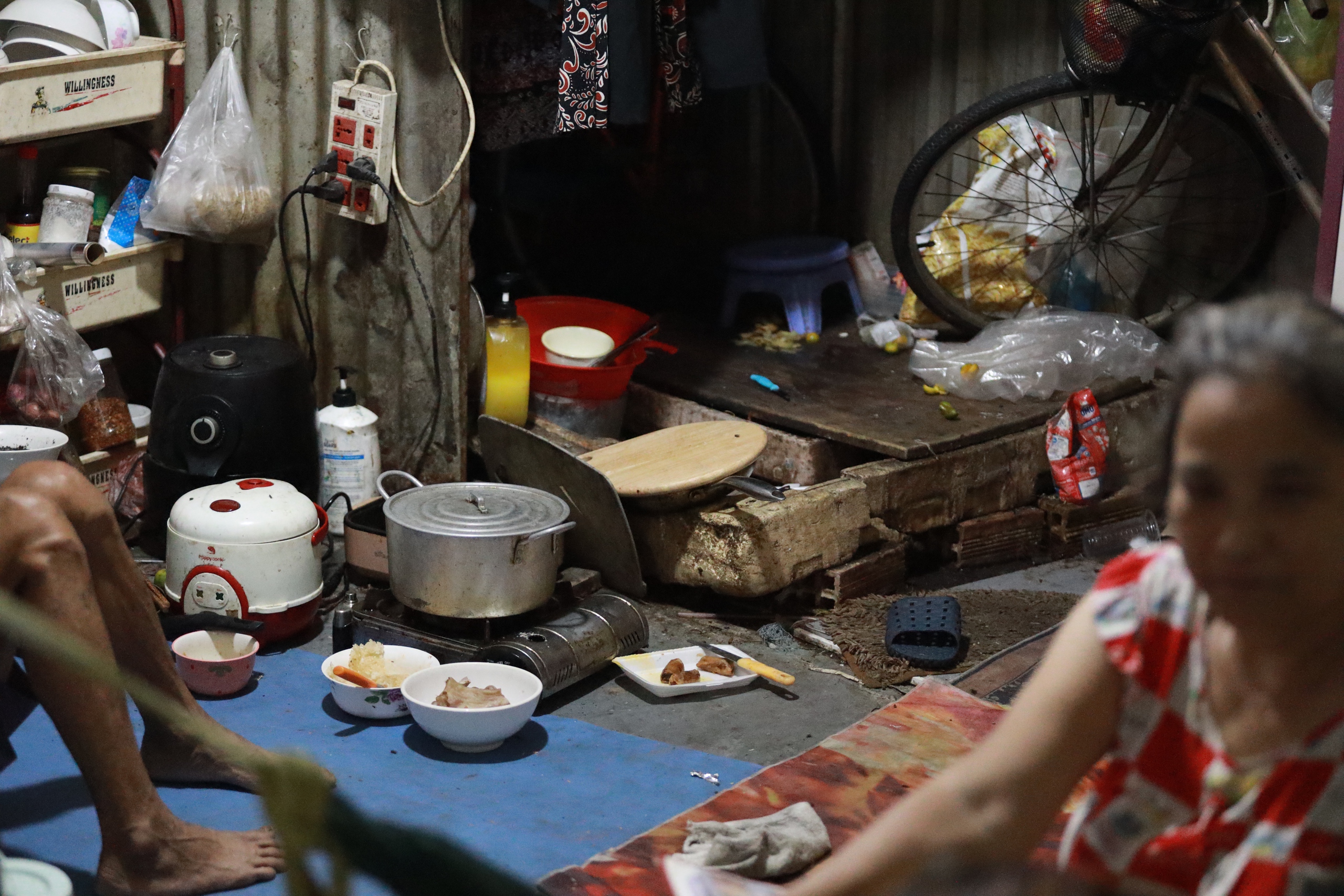 Xóm ve chai ở TP.HCM: Lo từng bữa ăn, tiền đâu về quê ngày tết- Ảnh 5.