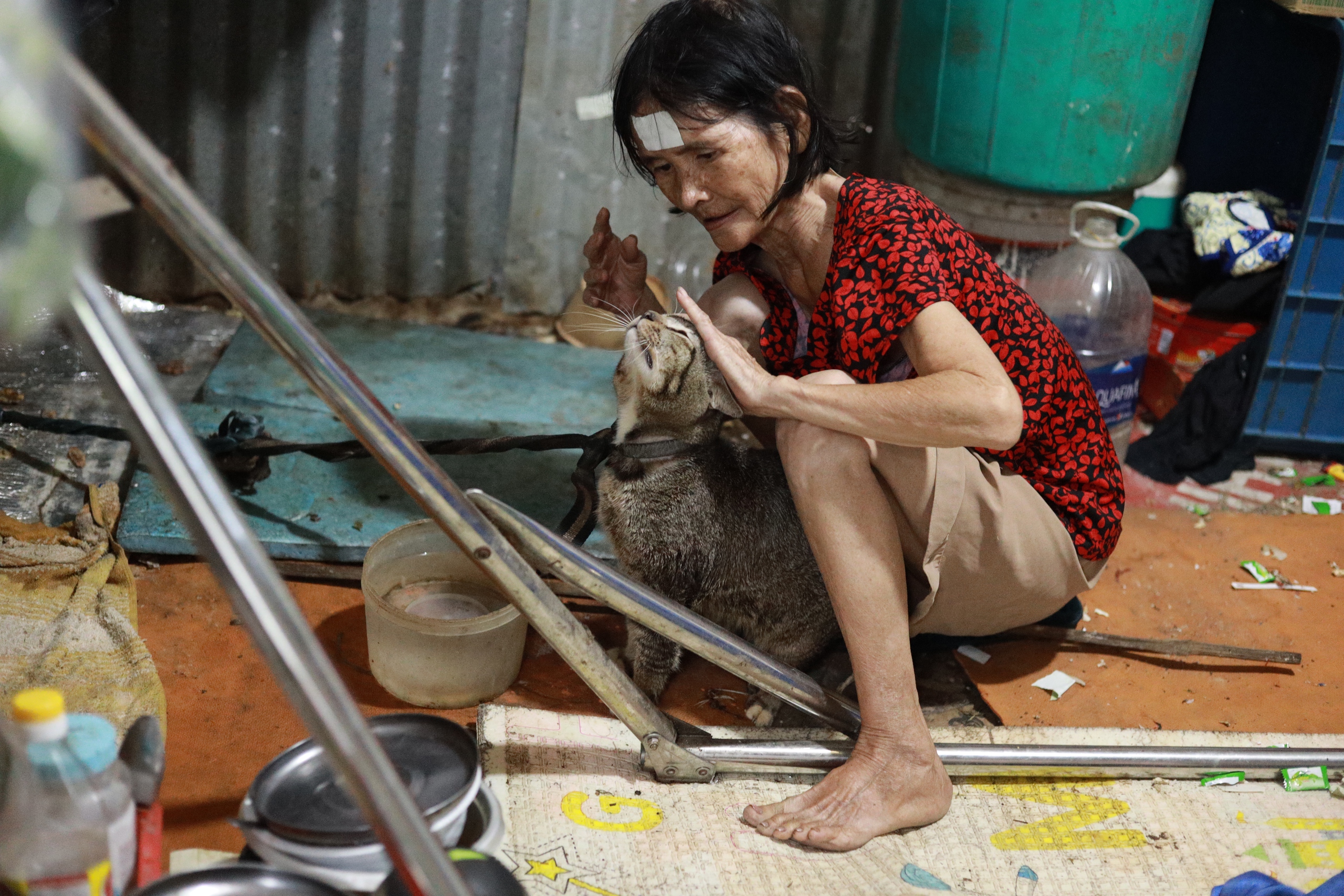 Xóm ve chai ở TP.HCM: Lo từng bữa ăn, tiền đâu về quê ngày tết- Ảnh 6.