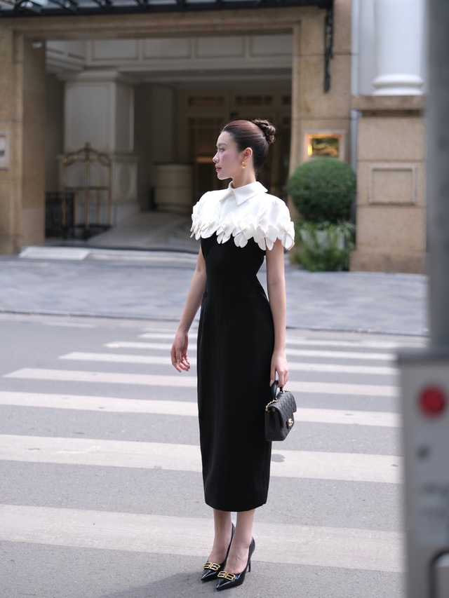 Áo choàng và váy tạo nét quyền lực quý phái- Ảnh 6.