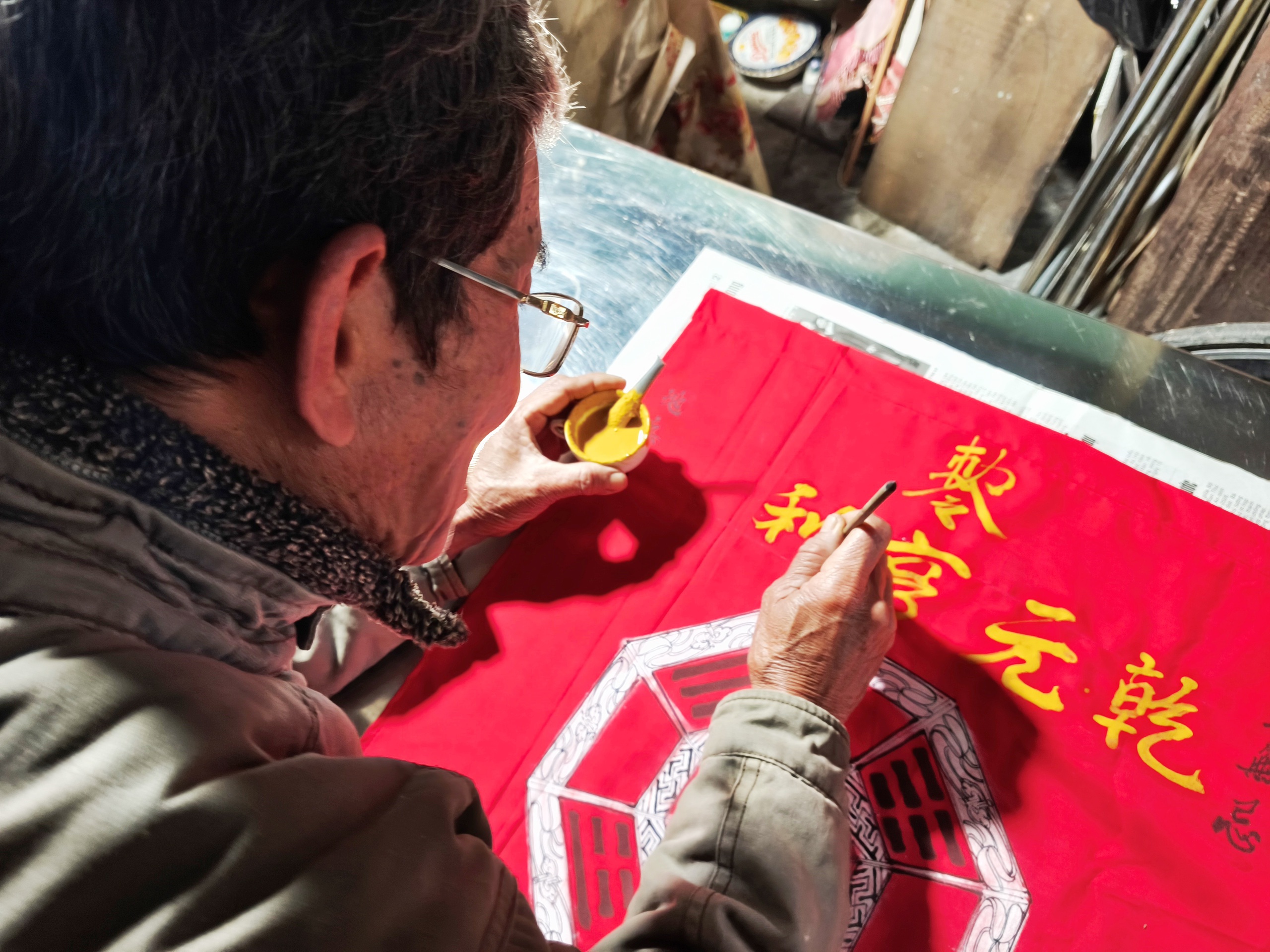 Nghề xưa cố đô còn một chút này: Người 'cho chữ' trên phù ngũ sắc- Ảnh 4.