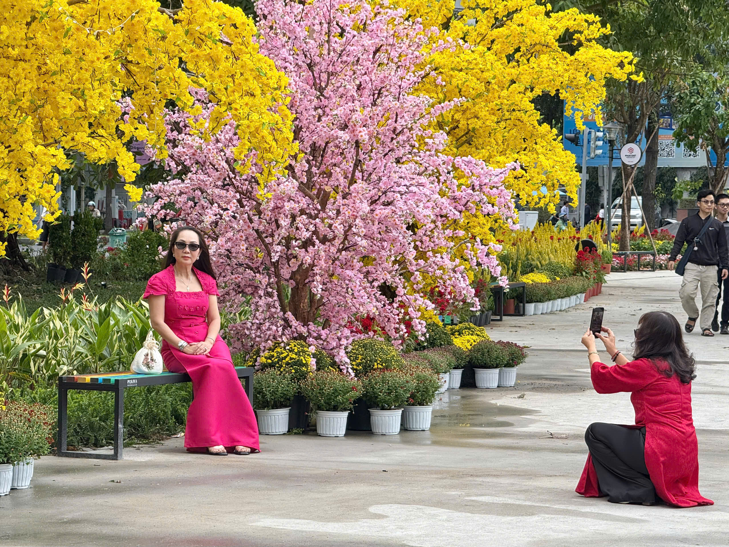 Nhiều công trình chỉnh trang đô thị bắt đầu mở cửa, TPHCM tràn ngập sắc xuân - Ảnh 2.