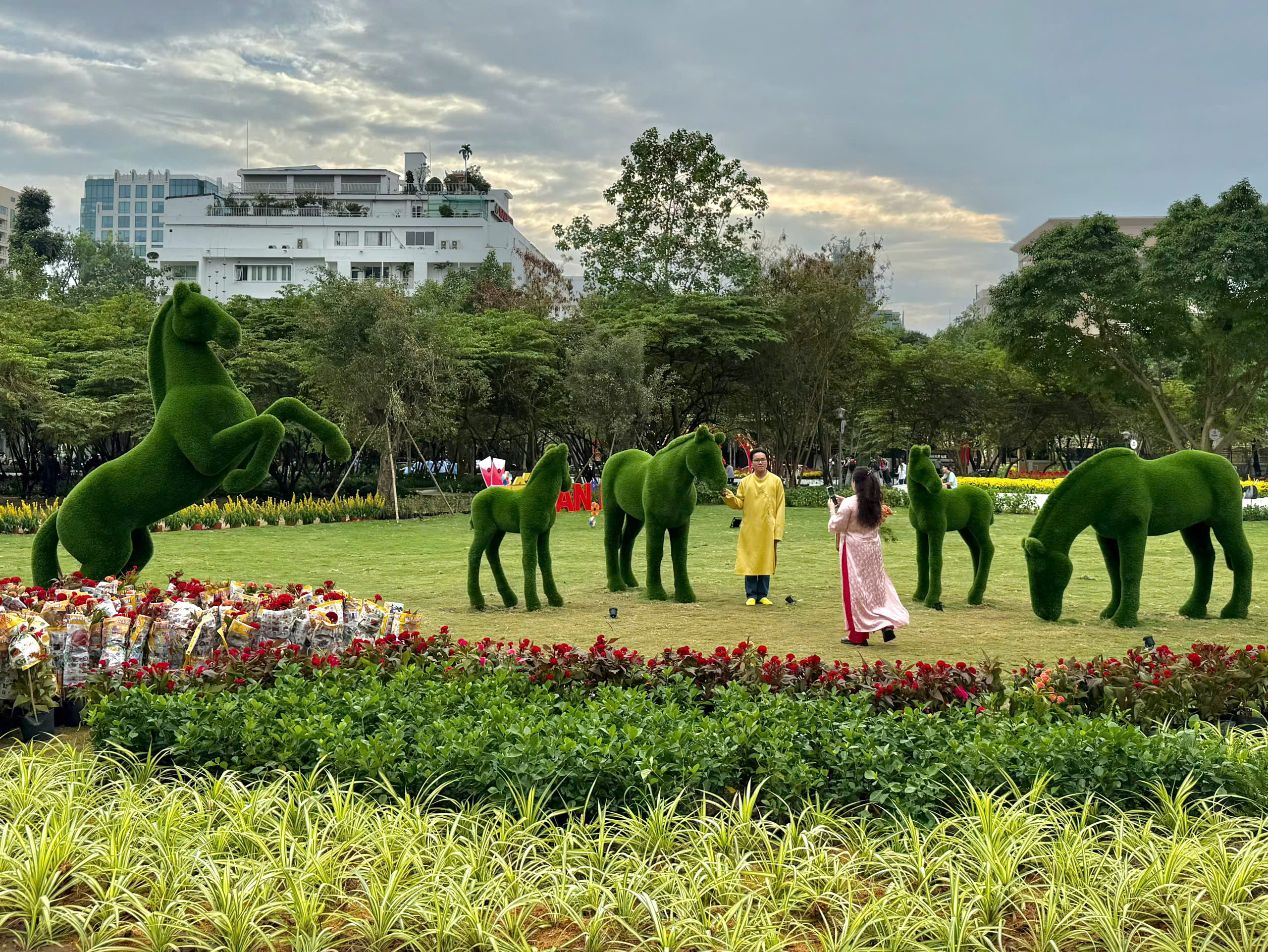 Nhiều công trình chỉnh trang đô thị bắt đầu mở cửa, TPHCM tràn ngập sắc xuân - Ảnh 3.