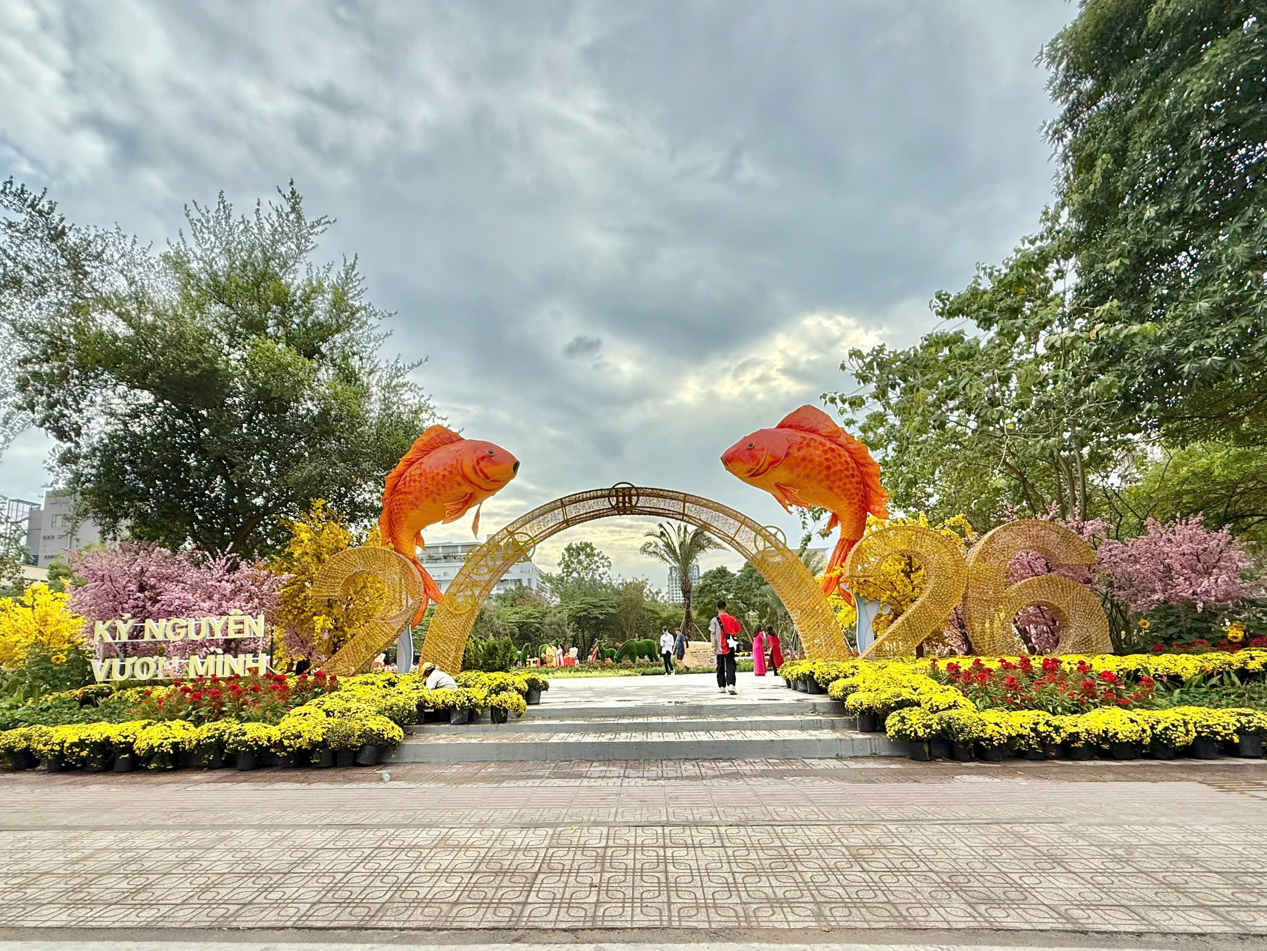 Nhiều công trình chỉnh trang đô thị bắt đầu mở cửa, TPHCM tràn ngập sắc xuân - Ảnh 4.