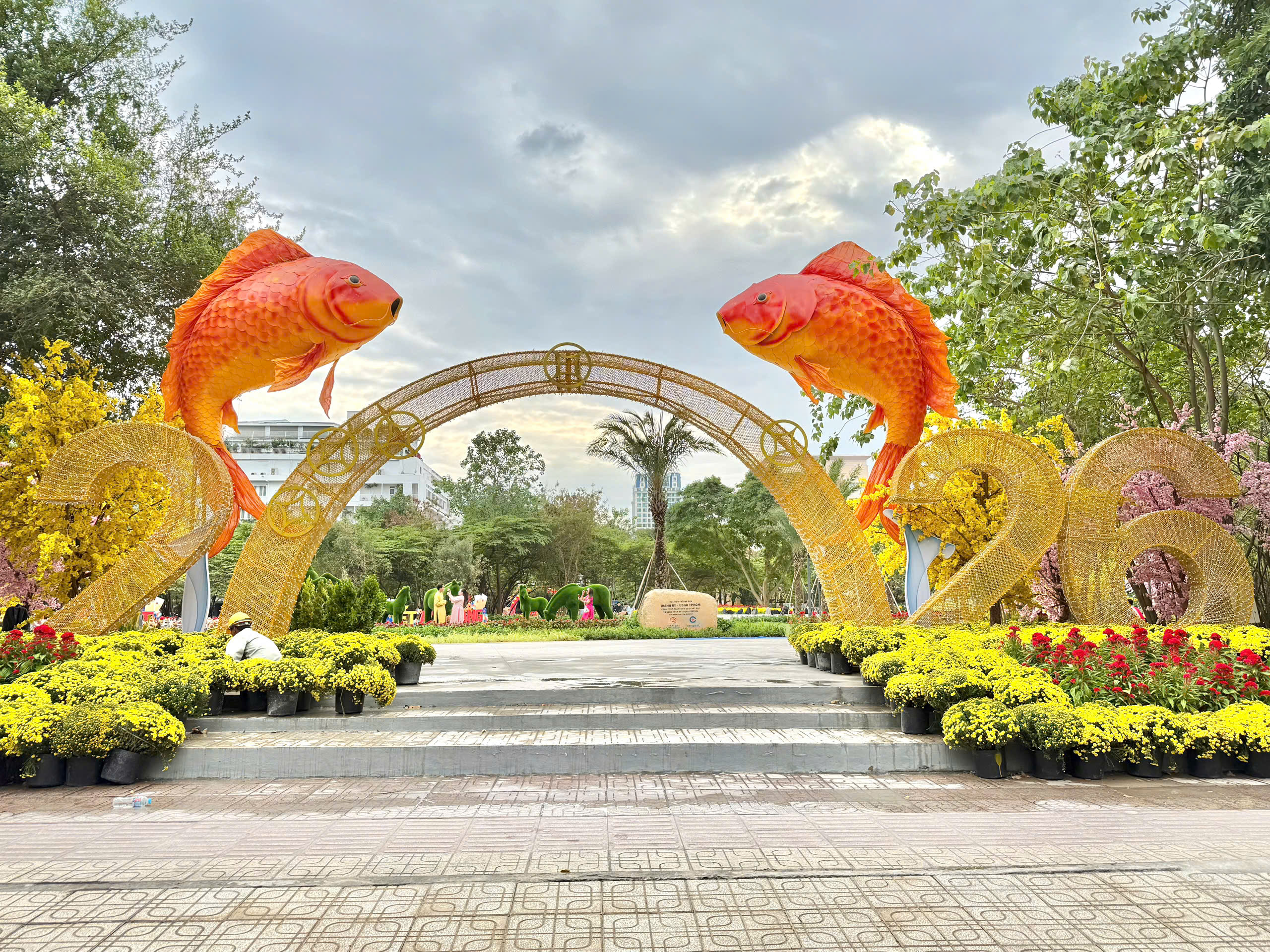 Nhiều công trình chỉnh trang đô thị bắt đầu mở cửa, TPHCM tràn ngập sắc xuân - Ảnh 5.