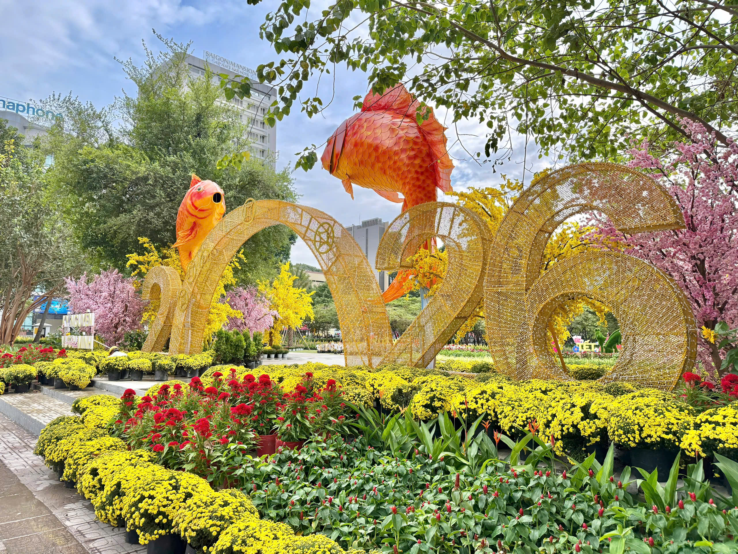 Nhiều công trình chỉnh trang đô thị bắt đầu mở cửa, TPHCM tràn ngập sắc xuân - Ảnh 6.