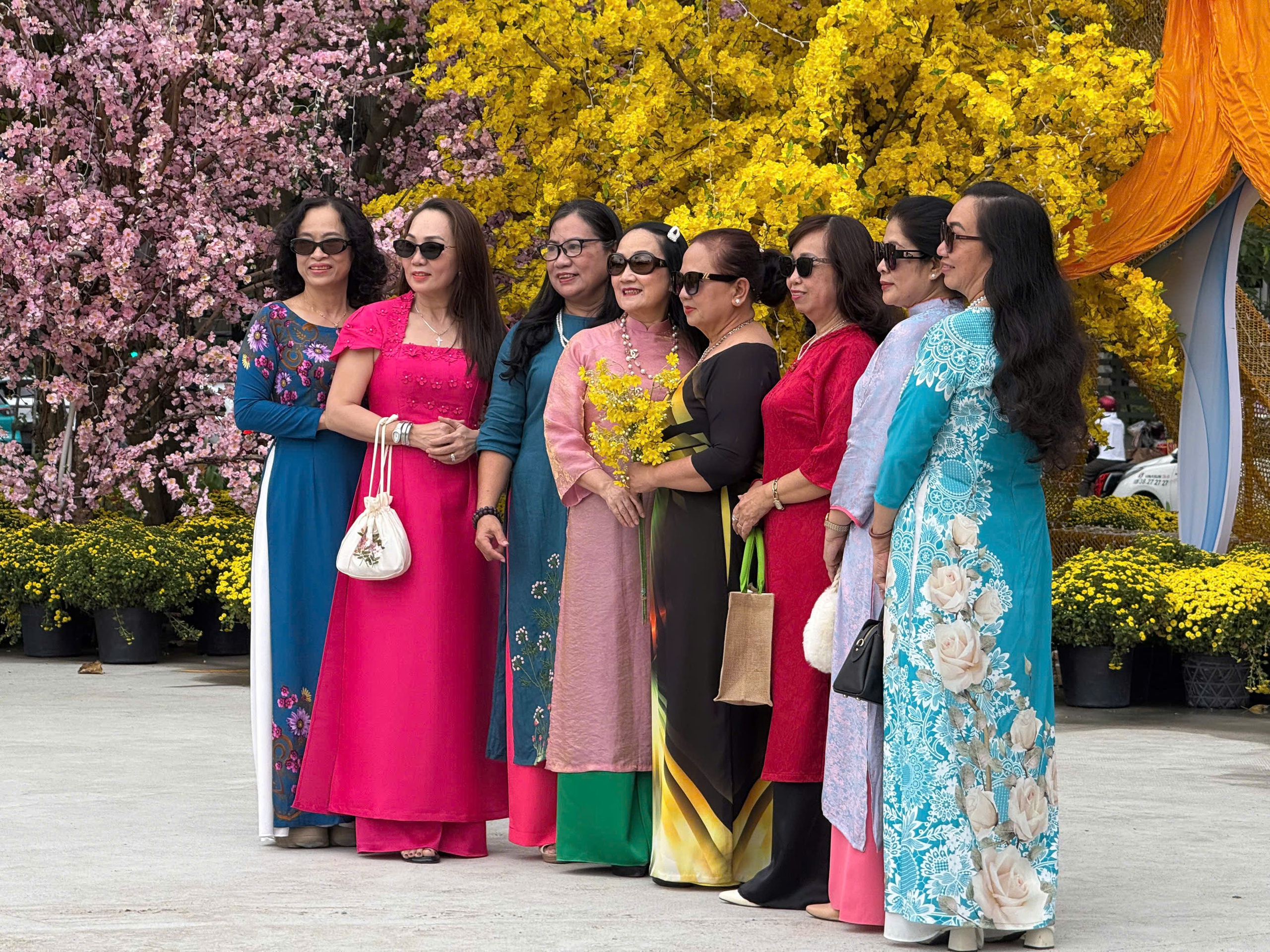 Nhiều công trình chỉnh trang đô thị bắt đầu mở cửa, TPHCM tràn ngập sắc xuân - Ảnh 7.