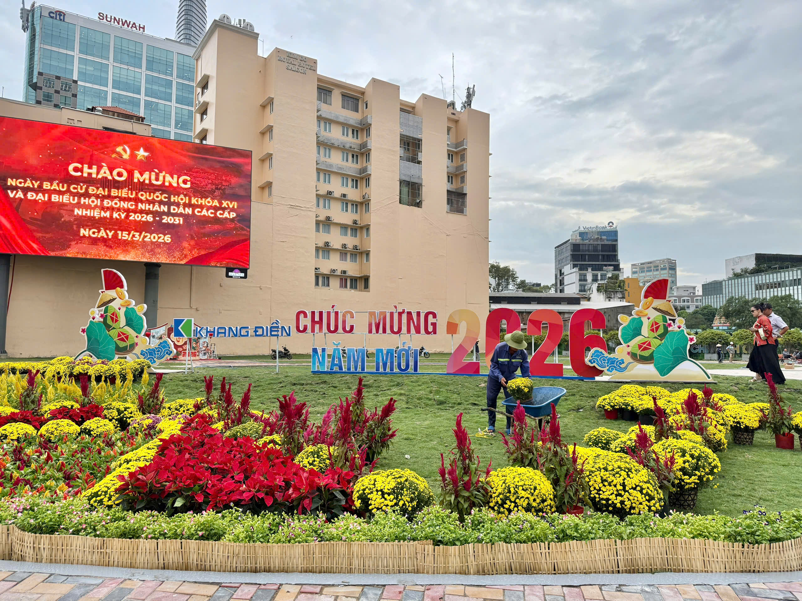 Nhiều công trình chỉnh trang đô thị bắt đầu mở cửa, TPHCM tràn ngập sắc xuân - Ảnh 10.