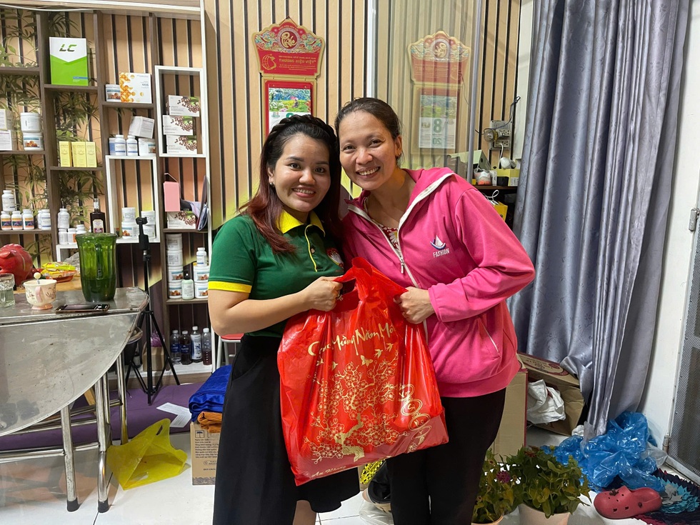 Tiền về quê bằng mấy tháng lương, công nhân nghèo ngậm ngùi đón Tết xa nhà - 9