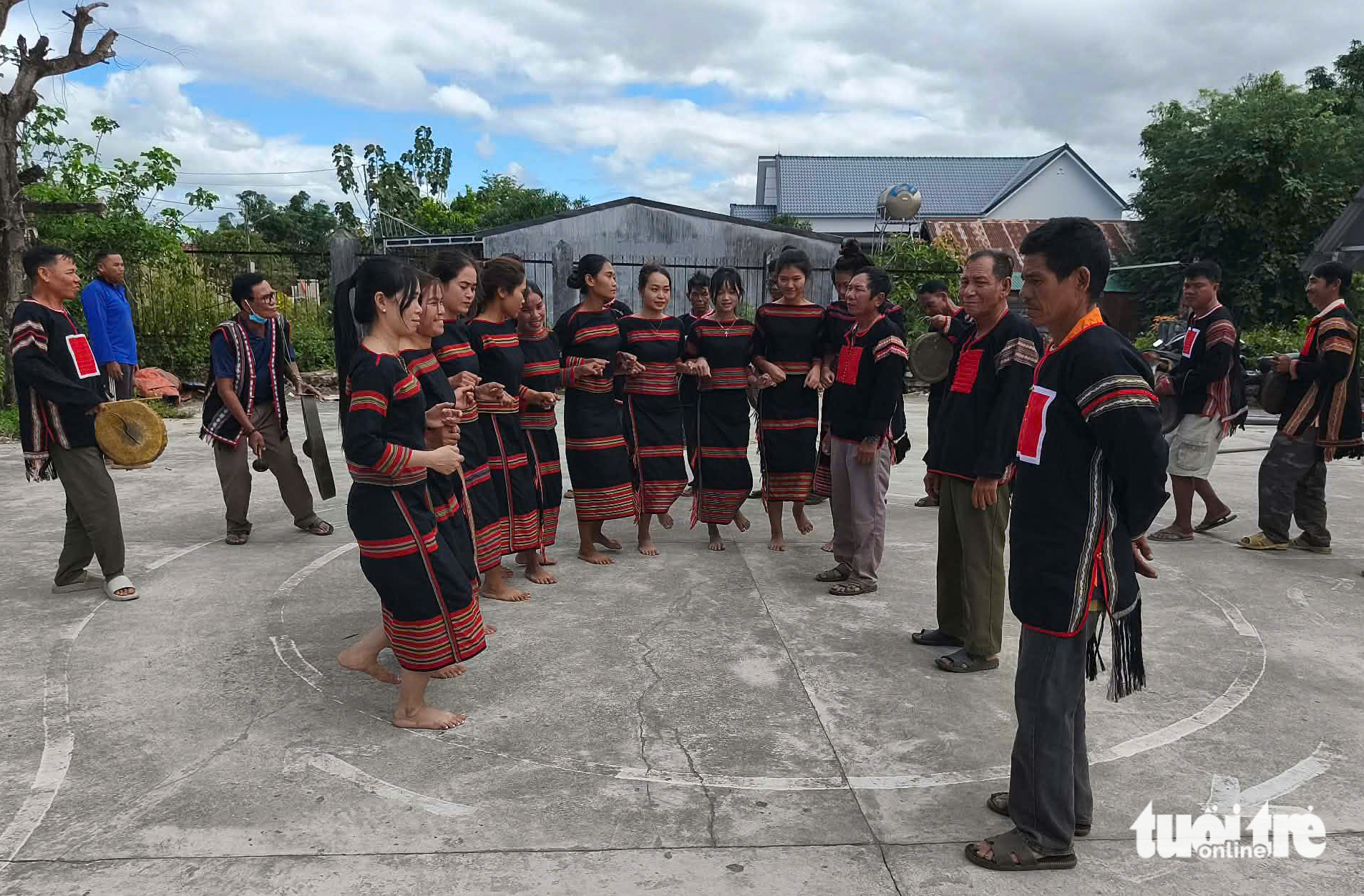 Bí thư chi bộ trẻ vùng biên 'đánh thức' ý chí vươn lên - Ảnh 3.