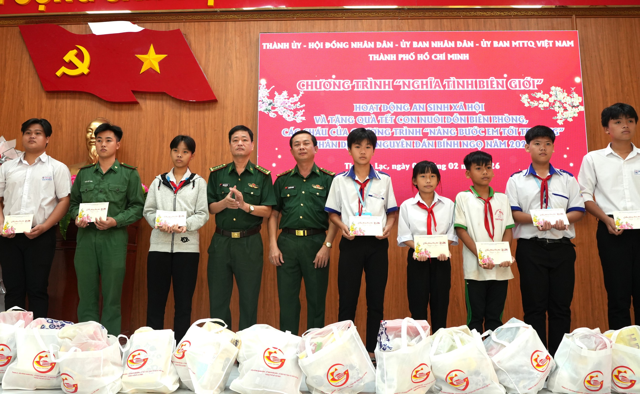 Phó bí thư thường trực Lê Quốc Phong thăm Tết Đồng Tháp, tặng 1,5 tỉ đồng chăm lo cho bà con - Ảnh 4.